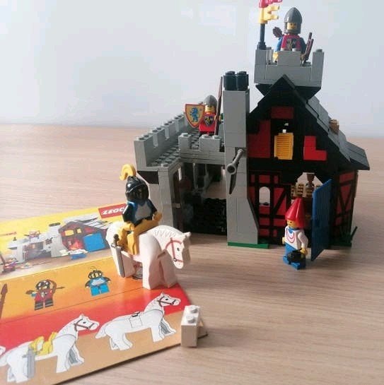 LEGO Castle Vintage 6067 - Bewaakte herberg (1986) - 100% co, Kinderen en Baby's, Speelgoed | Duplo en Lego, Ophalen, Lego, Zo goed als nieuw