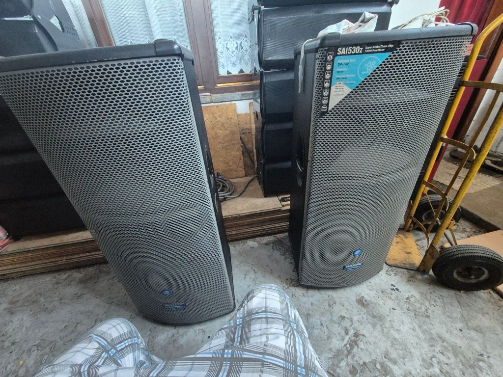 2 MACKIE1530 comme neuf, Enlèvement, Comme neuf, 120 watts ou plus, Haut-parleurs Frontaux, Arrière ou Stéréo