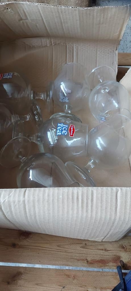 7 verres à thé glacé.  Quelqu'un est intéressé ?, Enlèvement
