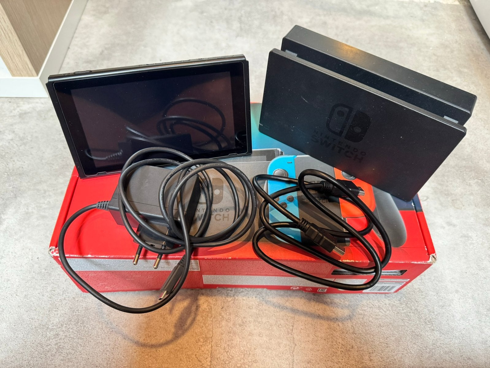 Nintendo Switch + accesssoires + jeux, Consoles de jeu & Jeux vidéo, Consoles de jeu | Nintendo Switch, Comme neuf, Switch 2019 Upgrade