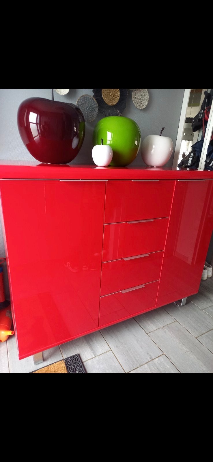 Rode retro kast, Ophalen