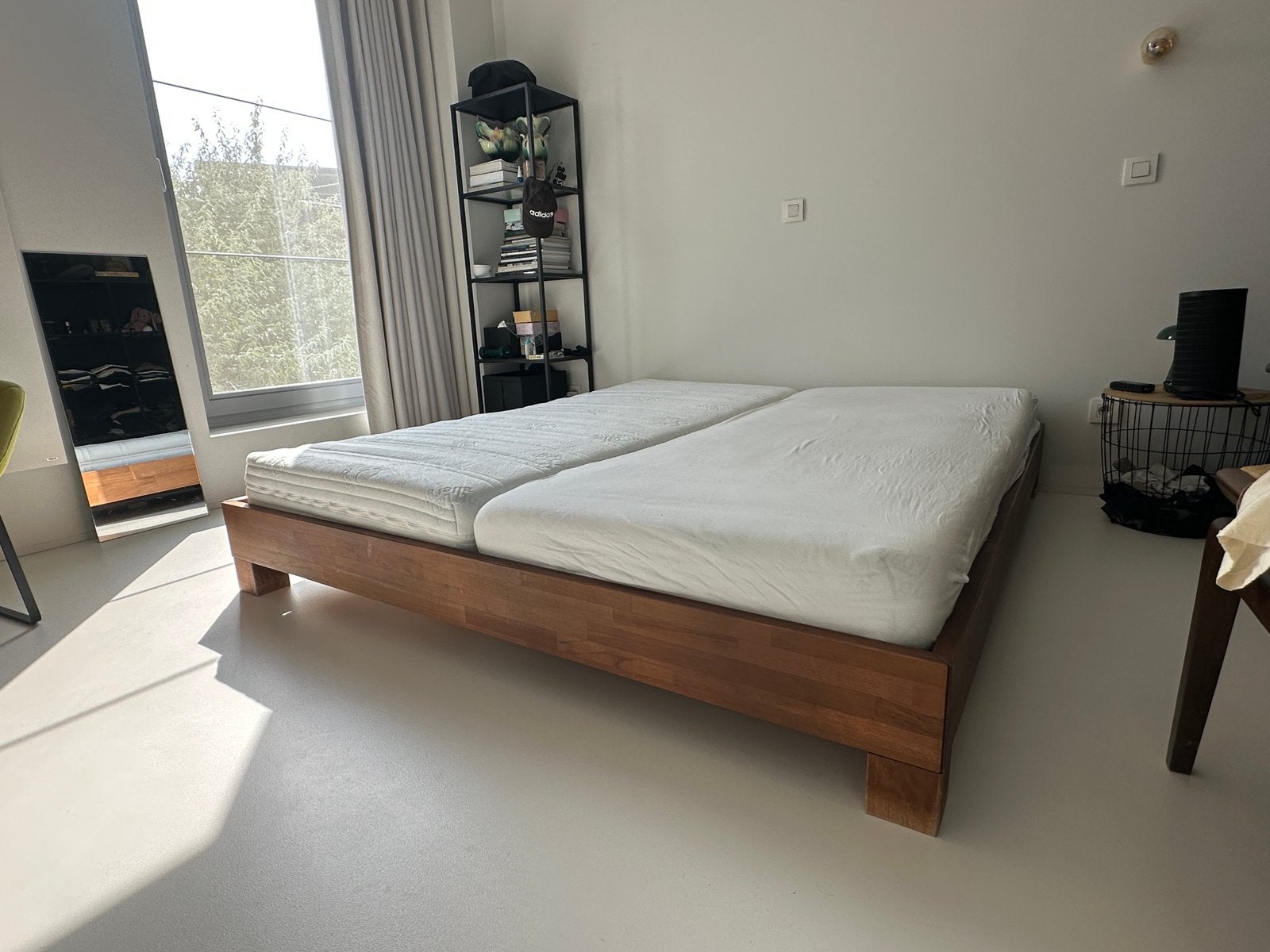 Bedkader hout (180x200), 2 aparte lattenbodems en matrassen, Ophalen, Zo goed als nieuw