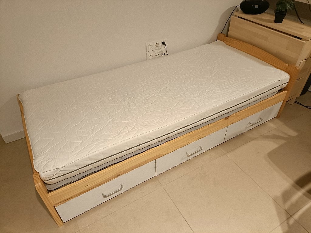 Ikea bed met matras, matrasbeschermer en bedladen, Huis en Inrichting, Ophalen, Gebruikt, 90 cm, Eenpersoons
