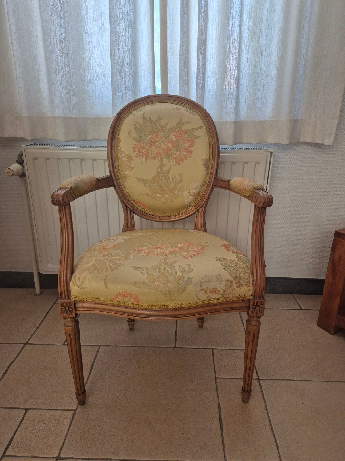 Fauteuil "bergère" élégant - jaune pâle à motifs., Ophalen