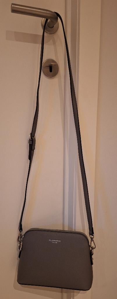 Stevige schoudertas/crossbody, merk Flora & Co, taupe, NIEUW, Handtassen en Accessoires, Ophalen of Verzenden, Nieuw, Grijs, Schoudertasje