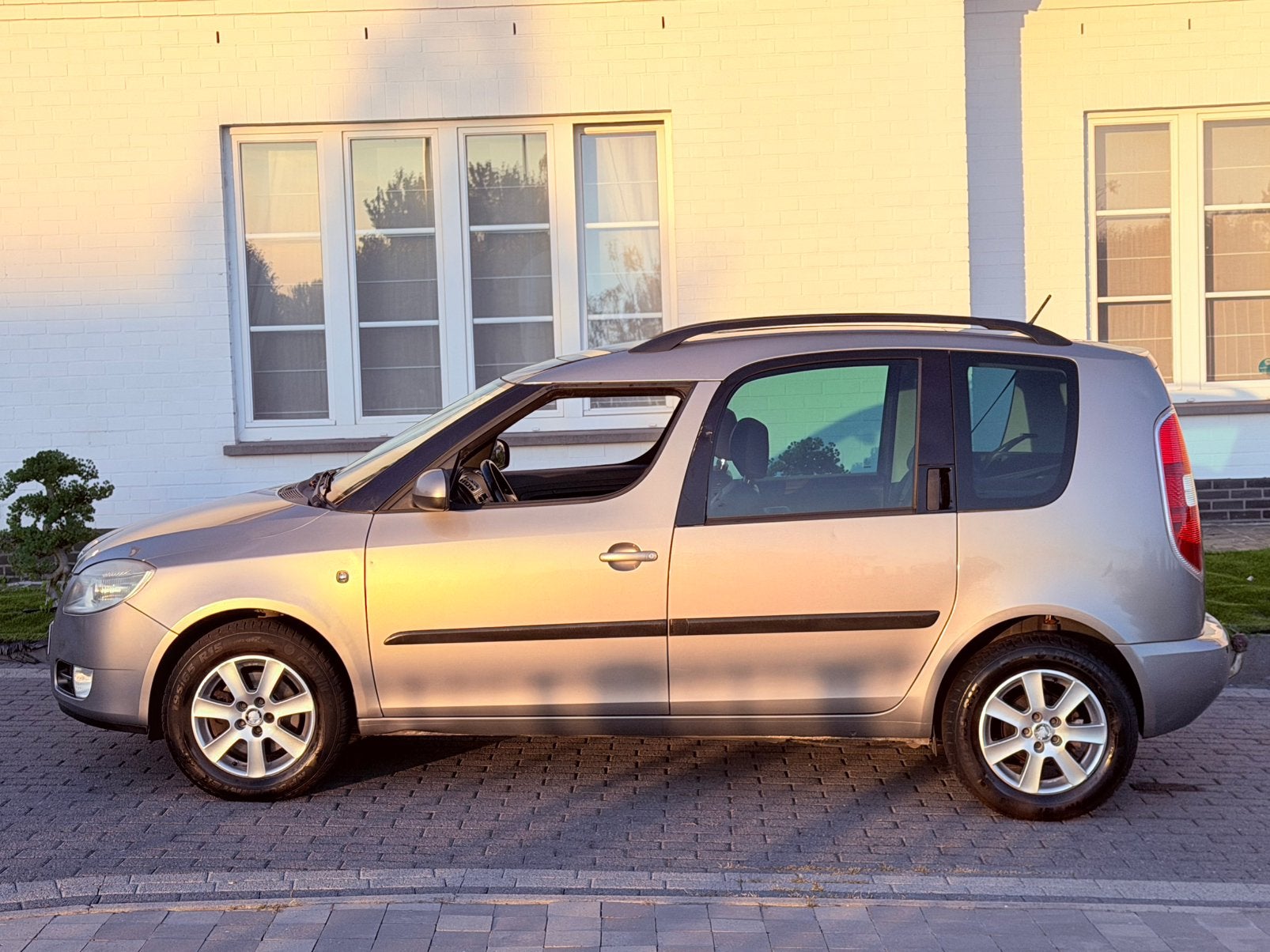 Skoda Roomster  1.6i Benzine * Automaat * Pano dak * Gekeurd, Auto's, Automaat, Bruin, Leder, Bedrijf