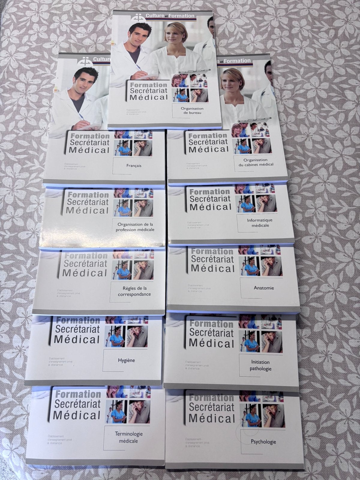 Livre formation secrétaire médicale, Livres, Enlèvement ou Envoi, Comme neuf
