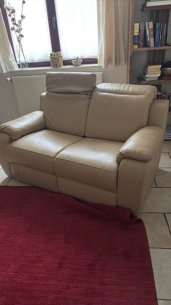 Lederen tweezit beige met verstelbare hoofdsteun, Huis en Inrichting, Ophalen, Minder dan 75 cm, 150 tot 200 cm, Tweepersoons