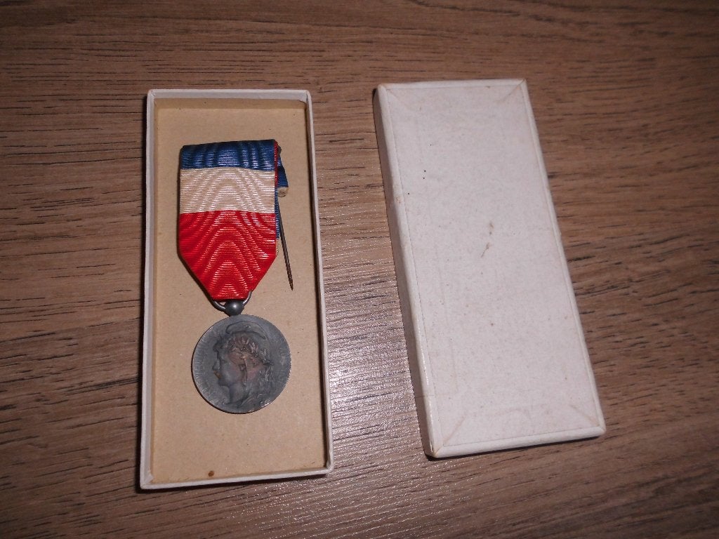 medaille francaise " honneur & travail " en boite, Enlèvement ou Envoi