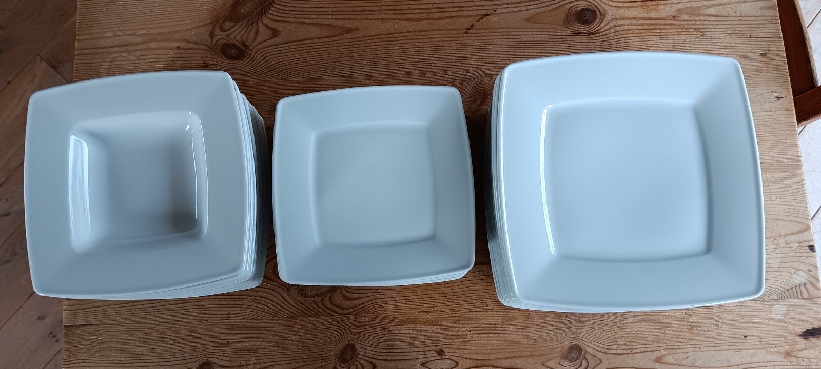 36 assiettes blanches carrées, Enlèvement, Comme neuf, Moderne, Assiettes(s)