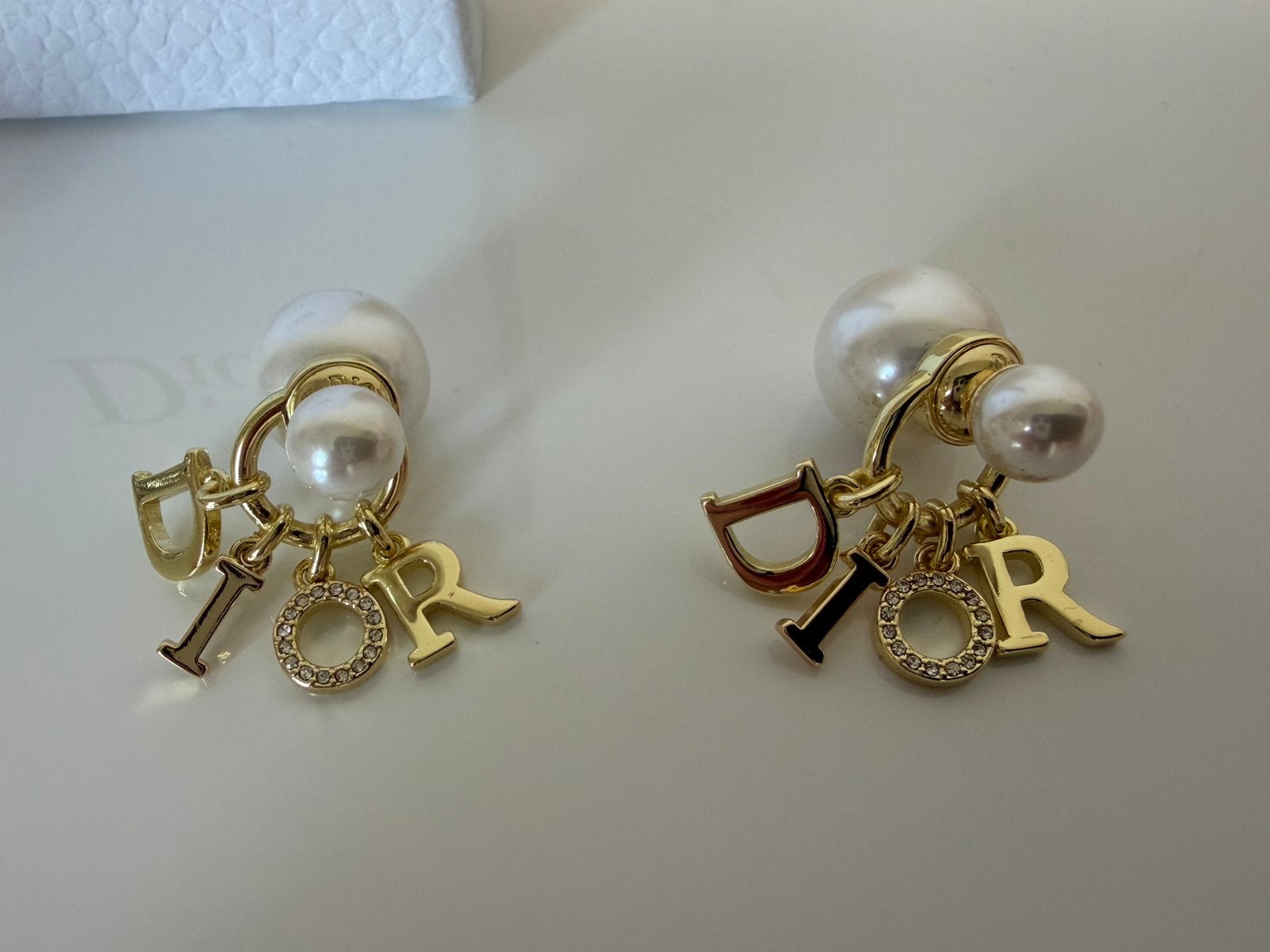 Dior - Boucles d’oreilles avec boîte - 85€/pièce, Enlèvement ou Envoi, Neuf, Autres matériaux, Pendantes