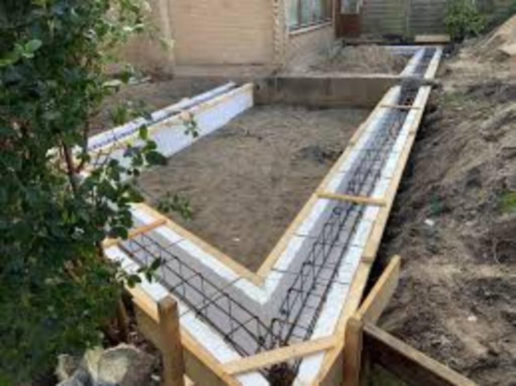 Travaux de terrassement et de démolition avec grue