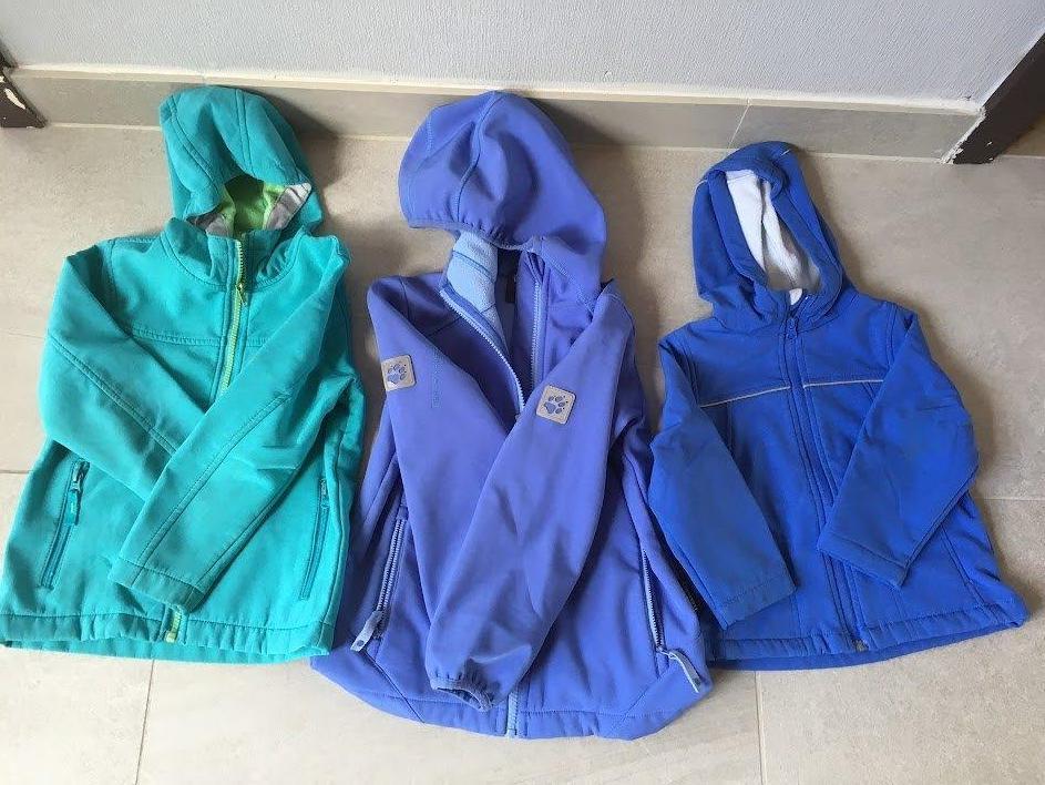Regenjassen Mt 98 / 116 en Jack Wolfskin 128, Ophalen of Verzenden, Jongen, Jas