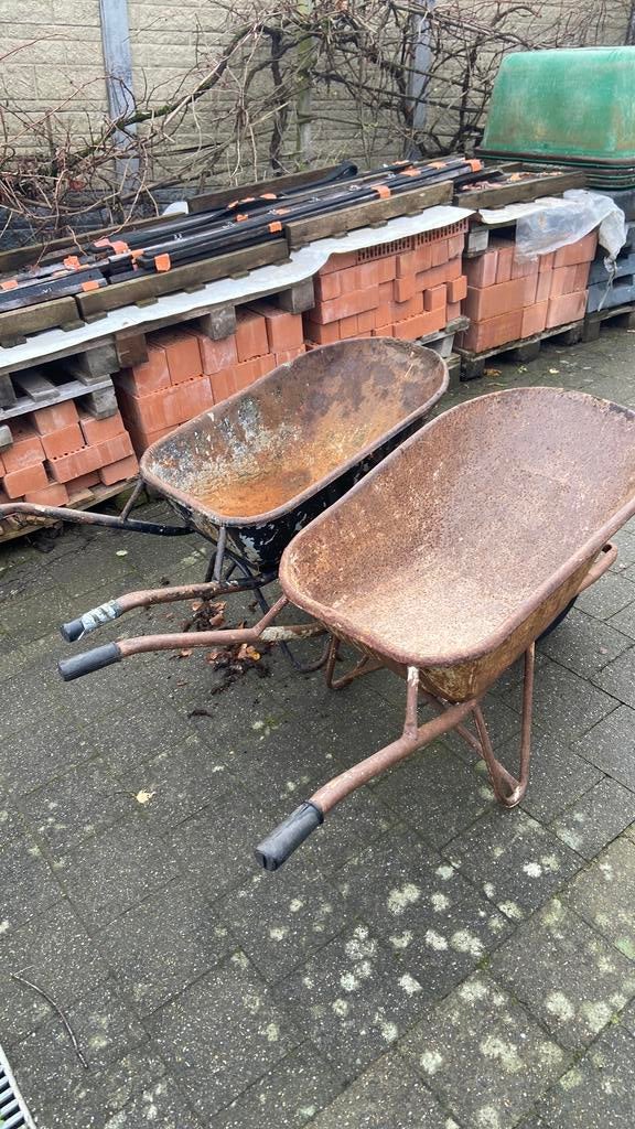 2 oerdegelijke versterkte bouwkruiwagens, Tuin en Terras, Ophalen, Zo goed als nieuw