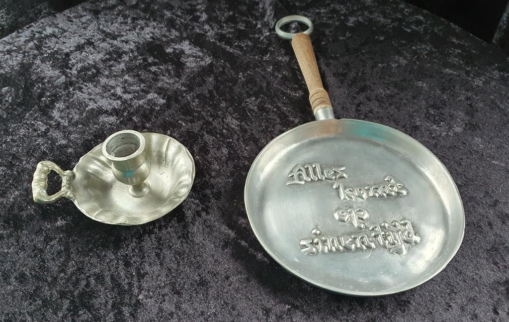 Oude tinnen pan met spreuk en tinnen kandelaar, Ophalen
