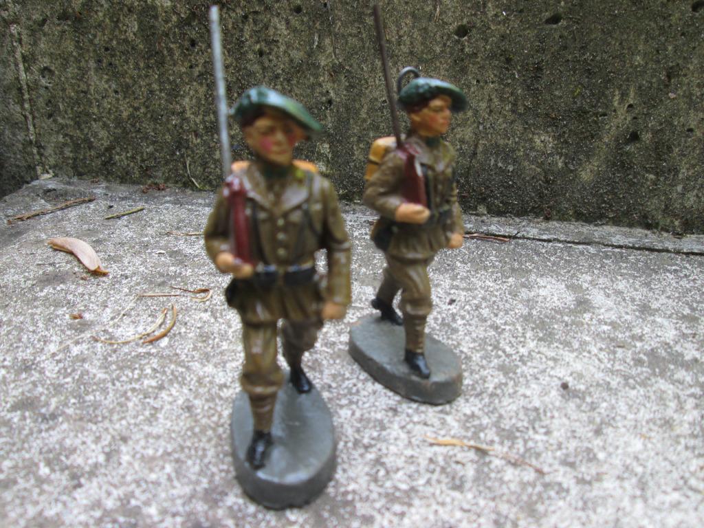 2 Belgische Ardeense jagers groene baret ELASTOLIN TOP., Ophalen of Verzenden