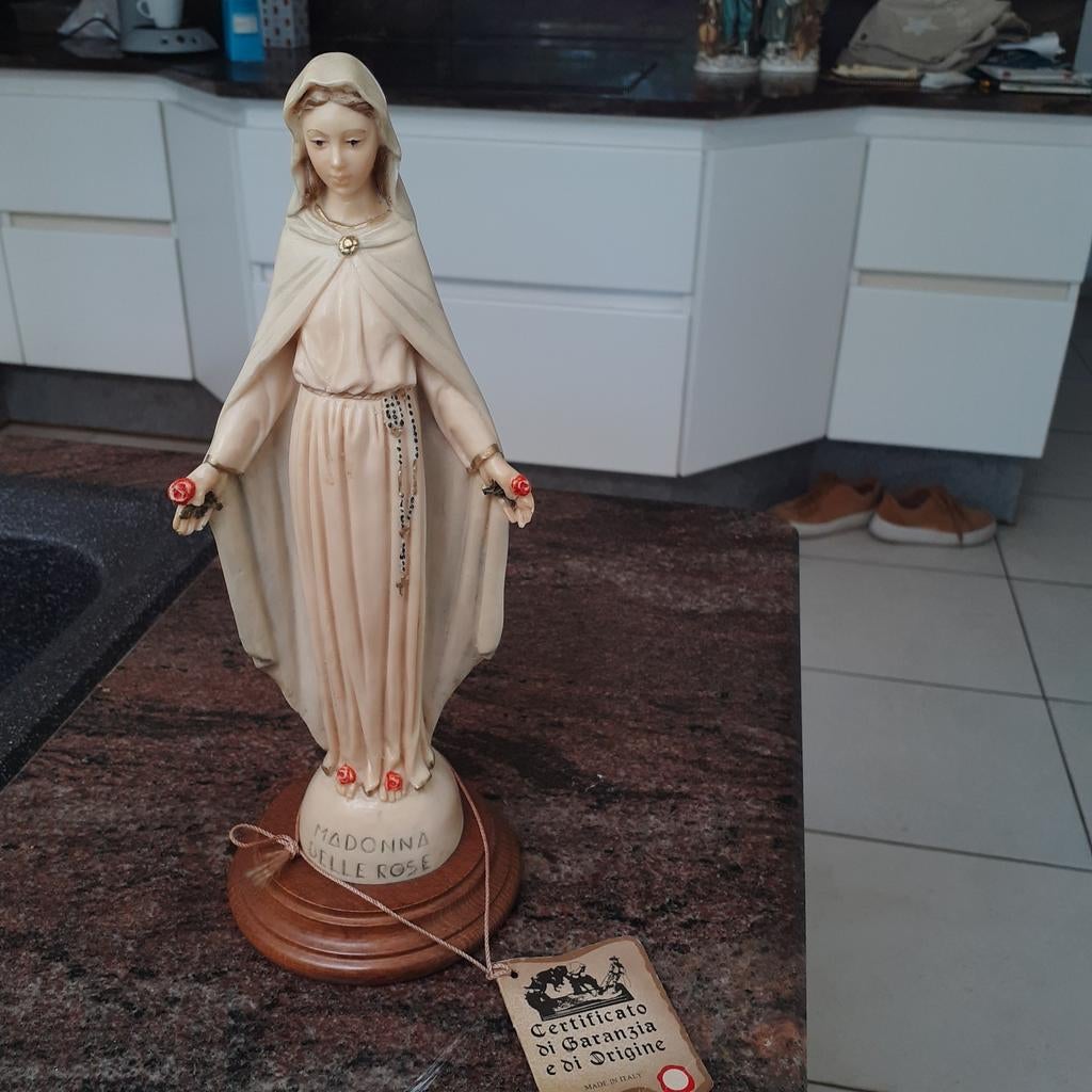 Madonna delle rose Italië.  Model dello scultore A.Santini, Enlèvement