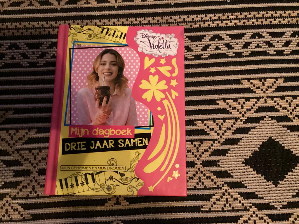 Violetta mijn dagboek 3 jaar samen, Ophalen, Zo goed als nieuw