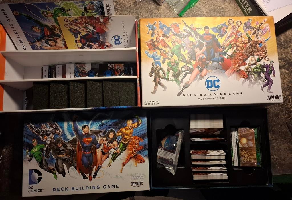 Dc deckbuilding game + multiverse box  engelse editie, Ophalen of Verzenden