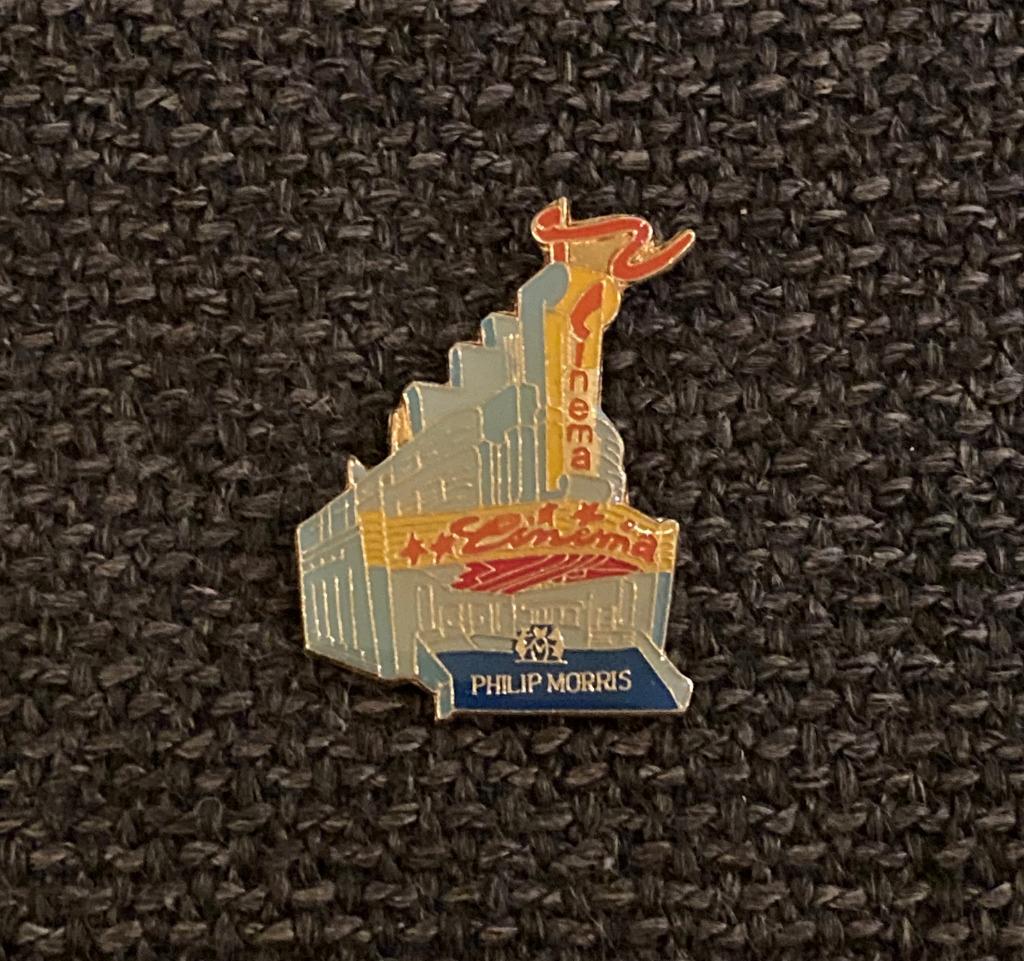 PIN - PHILIP MORRIS - SIGARETTEN - CIGARETTES - CINEMA, Verzamelen, Verzenden, Gebruikt, Merk, Speldje of Pin