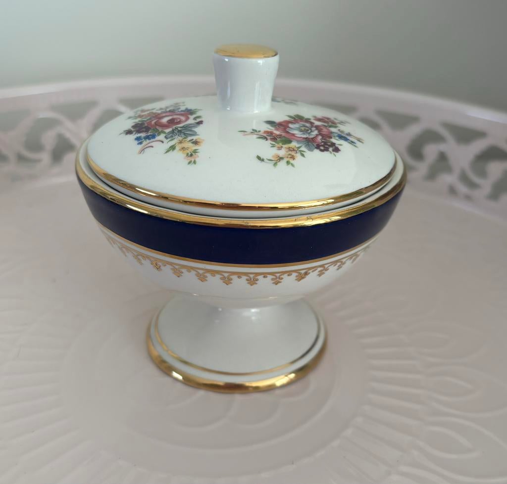 Bonbonnière sur pied porcelaine française, Ophalen