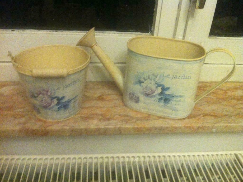 Lot : cache pot + petit arrosoir très joliment décoré, Enlèvement ou Envoi, Moins de 25 cm, Rond, Utilisé