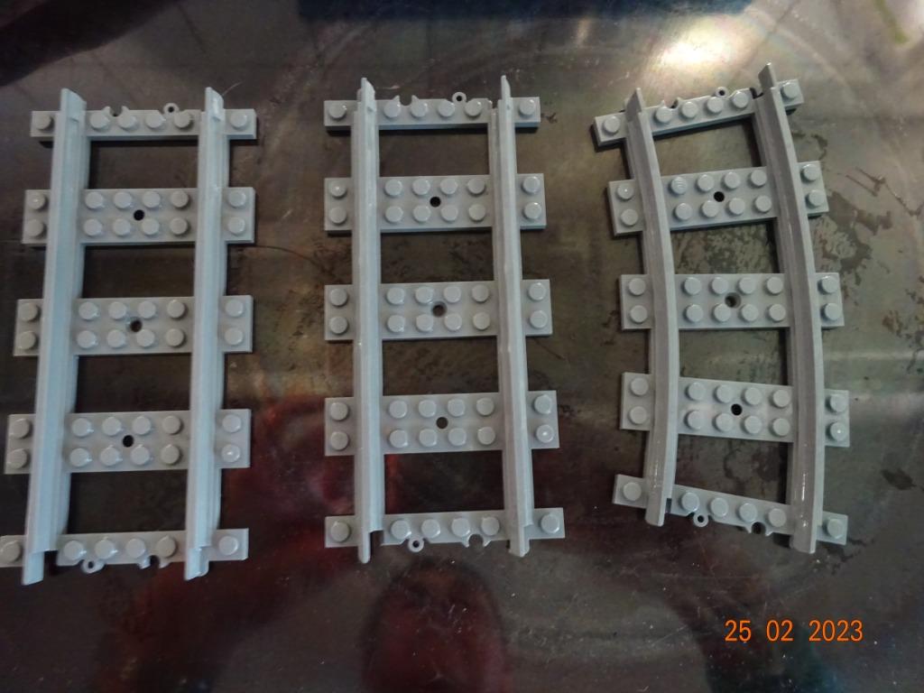 Lego , 2 rechte en 1 gebogen grijze rail, Enlèvement ou Envoi, Lego