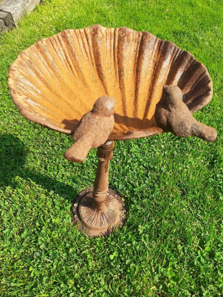 Prachtig, roestgepatineerd gietijzeren vogelbad, Tuin en Terras, Ophalen of Verzenden, Zo goed als nieuw