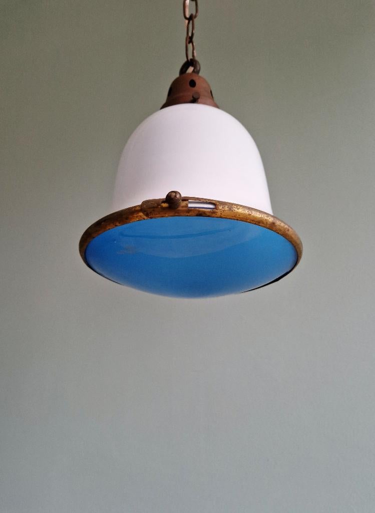 Suspension Bauhaus en opaline et verre satiné bleu, 1920, Enlèvement ou Envoi