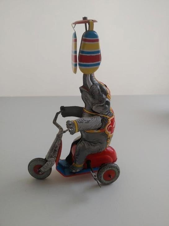 Automate éléphant sur vélo, Enlèvement ou Envoi