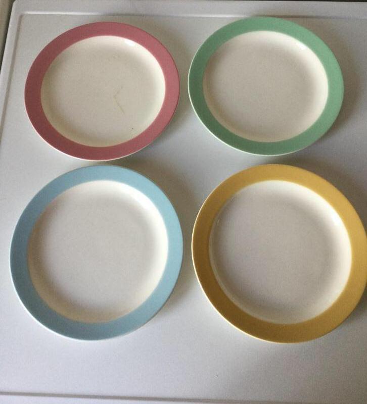 Set vintage pastelkleurige platte, diepe en dessertborden, Ophalen of Verzenden, Gebruikt, Bord(en)