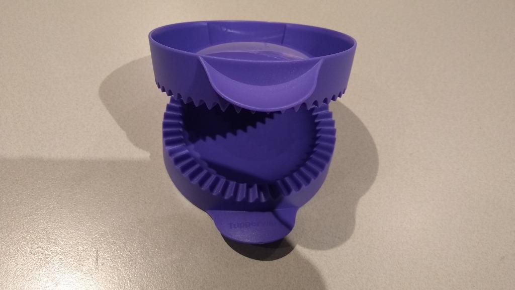Tupperware ronde ravioli deegwaren maker, Maison & Meubles, Enlèvement ou Envoi, Comme neuf, Bleu