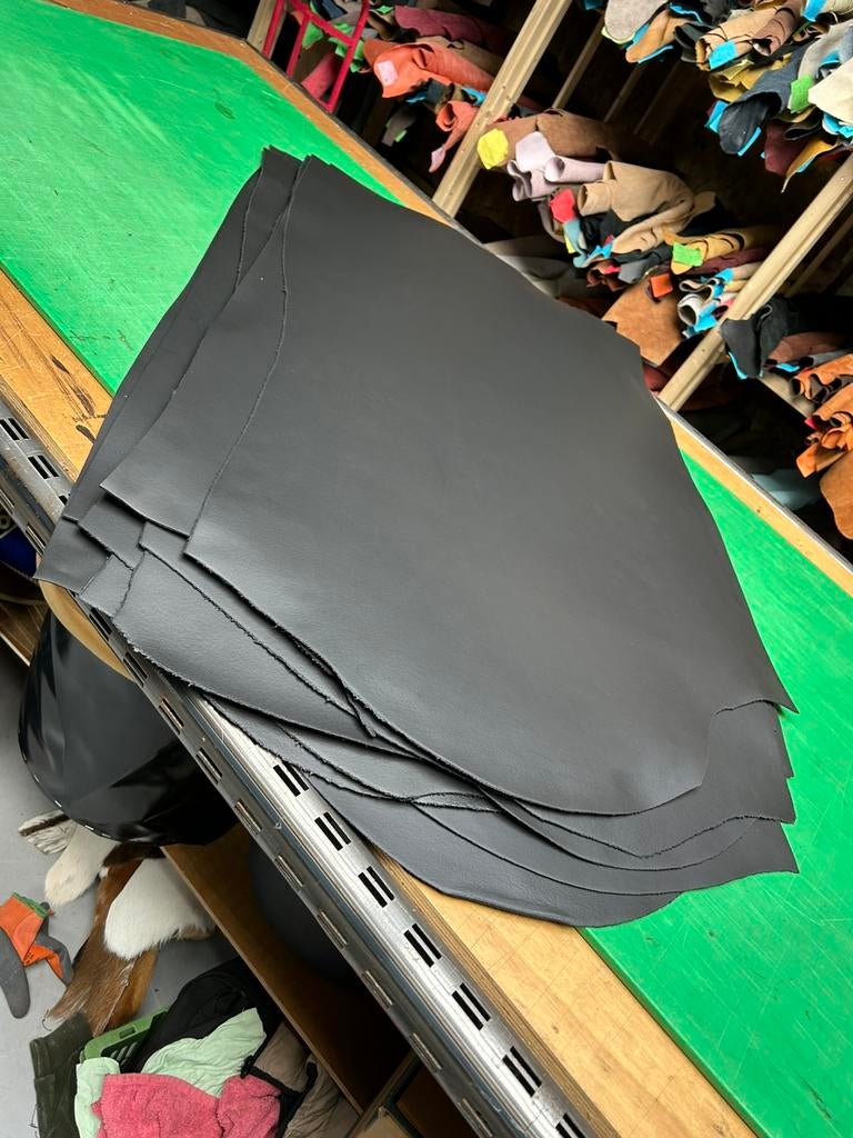 Partij zwarte tuigleer lappen 1.8-2 mm dikte soepel nr2, Hobby en Vrije tijd, Ophalen of Verzenden, Zo goed als nieuw