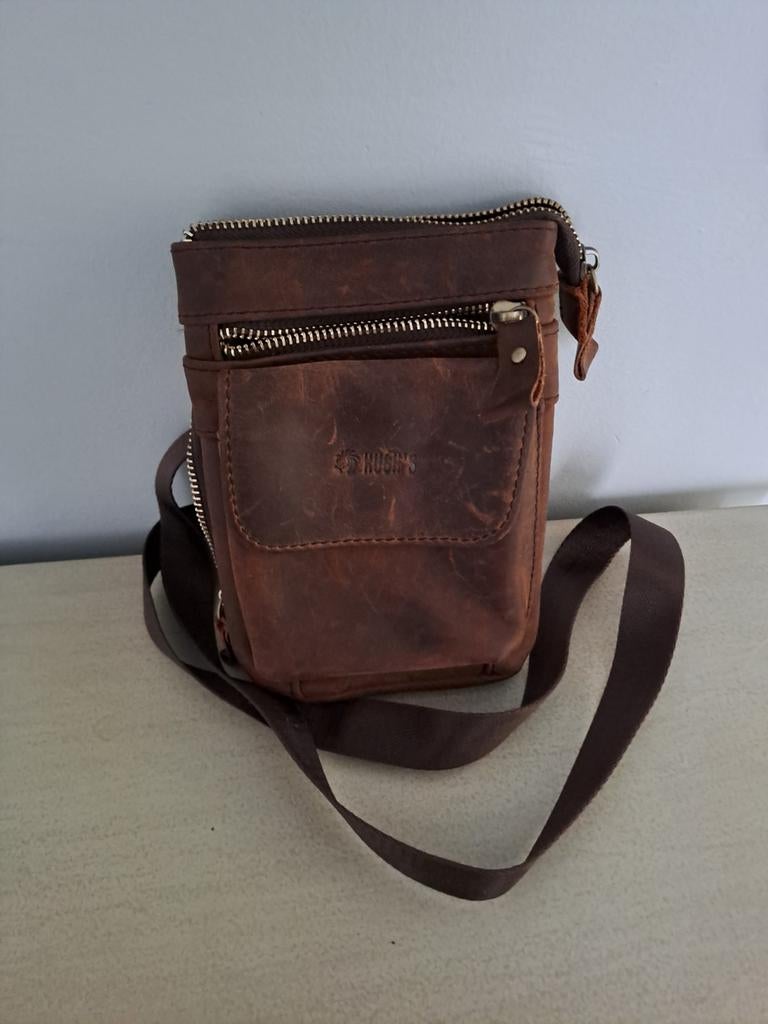 Lederen Tasje, Ophalen