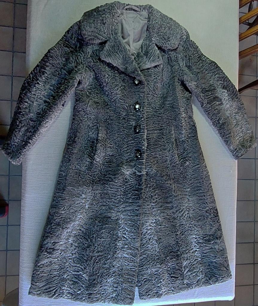 Manteau en fourrure d'Astrakan, Enlèvement, Porté