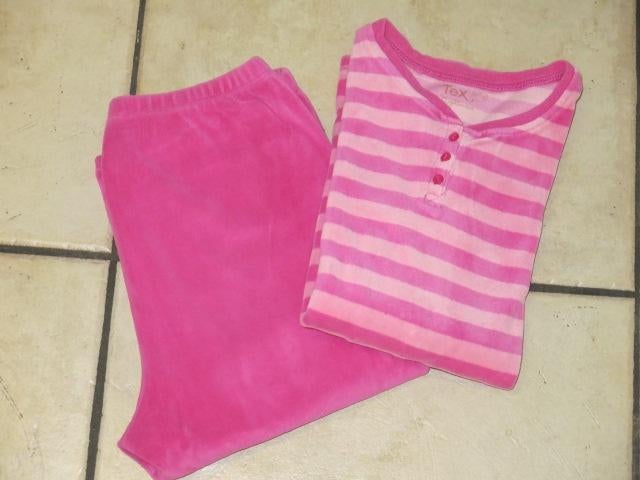Warme en zachte roze pyjama, 11-12 jaar, als nieuw, Enlèvement ou Envoi, Comme neuf, Fille, Vêtements de nuit ou Sous-vêtements