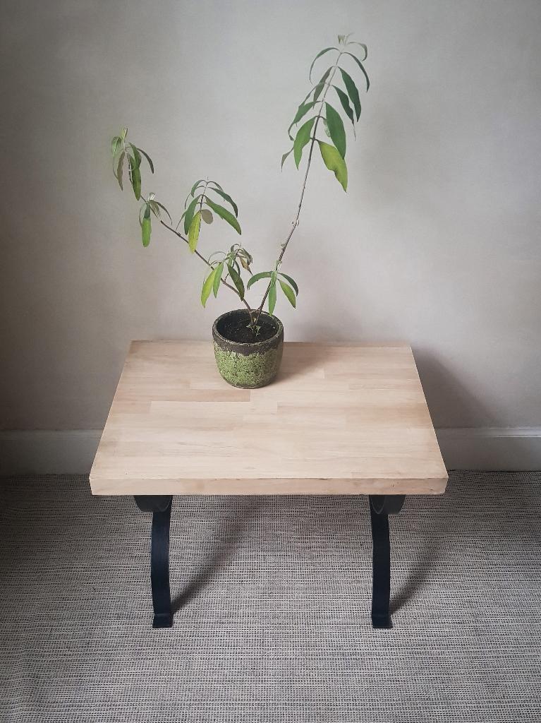 Bijzettafel van smeedijzer en massief hout, Antiek en Kunst, Antiek | Meubels | Tafels, Ophalen of Verzenden