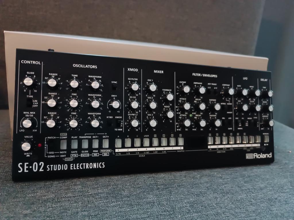 Roland SE02 analoge synthesizers in een rack, Muziek en Instrumenten, Synthesizers, Roland, Ophalen
