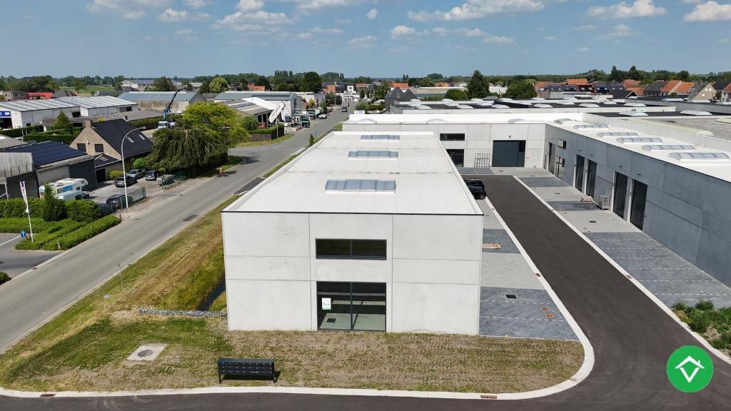 Loods te koop – 246 m² met 2 parkeerplaatsen inbegrepen op d, Overige soorten, Provincie West-Vlaanderen, 200 tot 500 m²