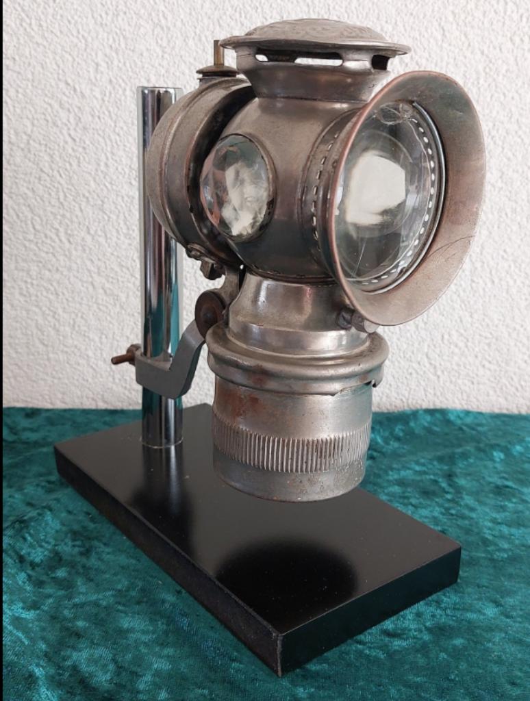 Lampe de vélo en carbone de type « SOLAR » sur support., Antiquités & Art, Antiquités | Éclairage, Enlèvement ou Envoi