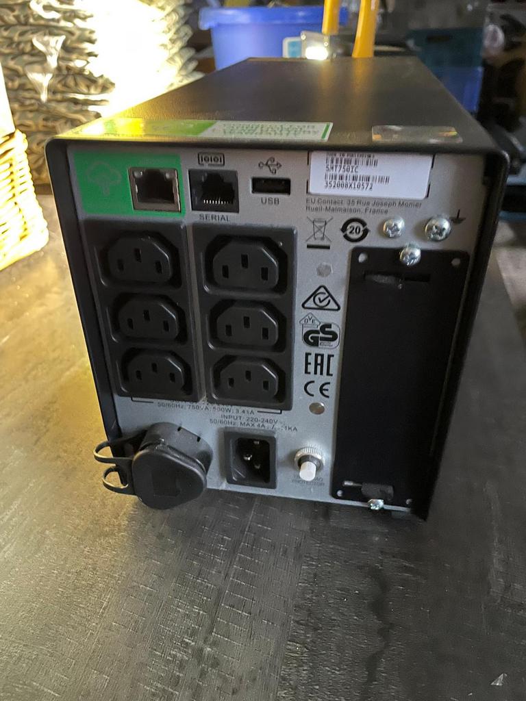 APC Smart-UPS 750 – Professionele noodstroomvoorziening, Computers en Software, Ophalen, Zo goed als nieuw