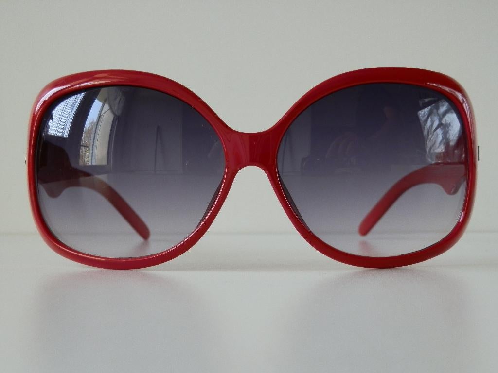 Lunettes de soleil Prada Modèle Rosso., Bijoux, Sacs & Beauté, Lunettes de Soleil & Lunettes | Femmes, Comme neuf, Lunettes de soleil