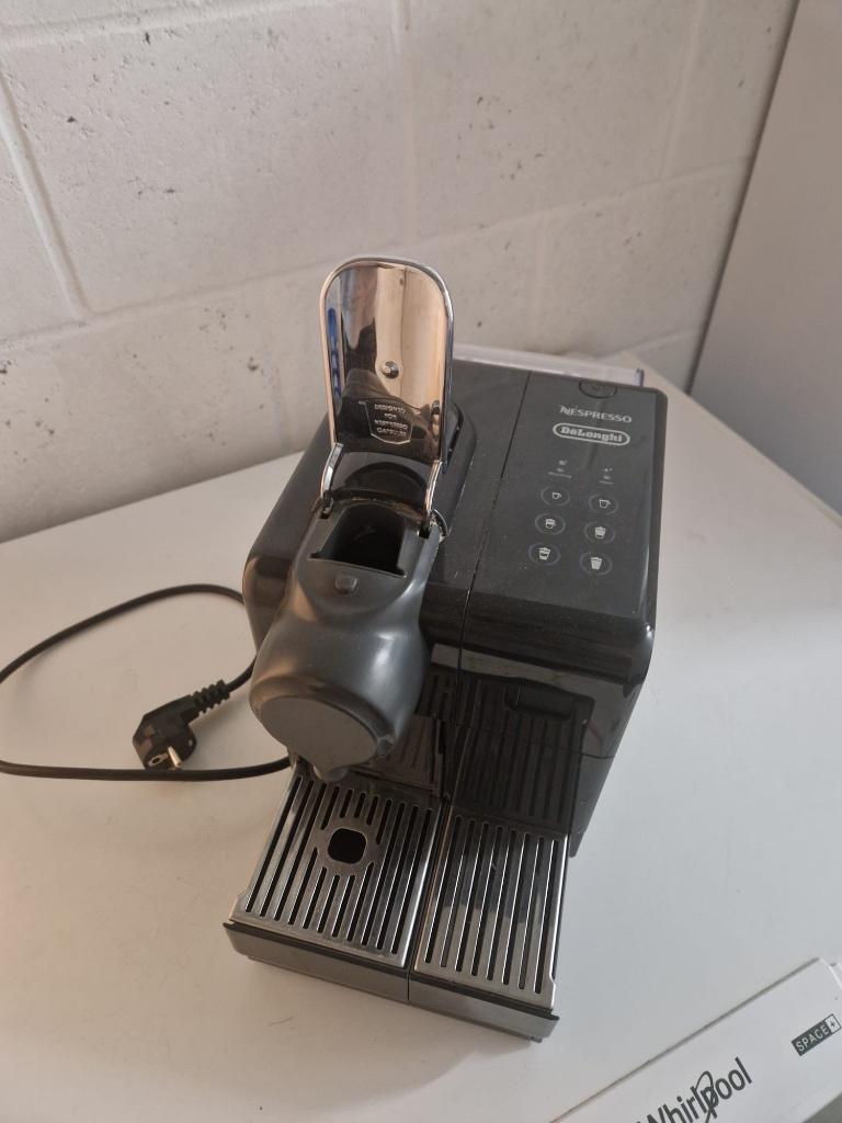 DE LONGHI Nespresso Lattissima Touch Zwart, Elektronische apparatuur, Ophalen, Gebruikt, Espresso apparaat, Koffiepads en cups