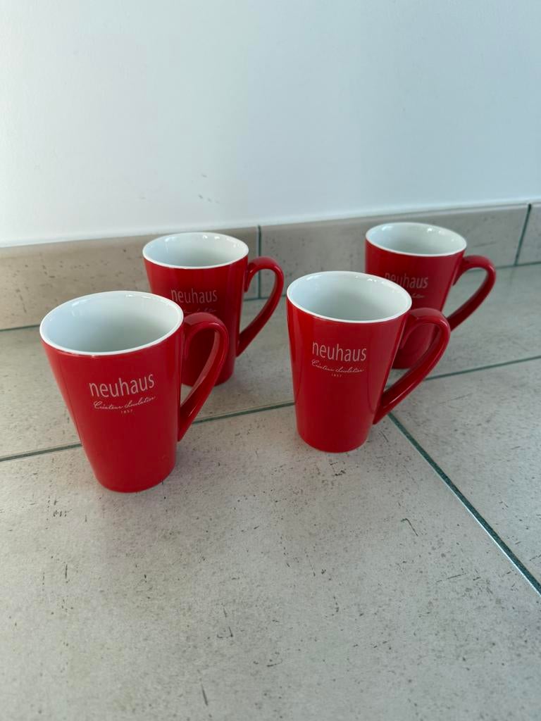 Neuhaus 4 rode tassen in uitstekende staat, Overige materialen, Ophalen of Verzenden, Zo goed als nieuw, Effen