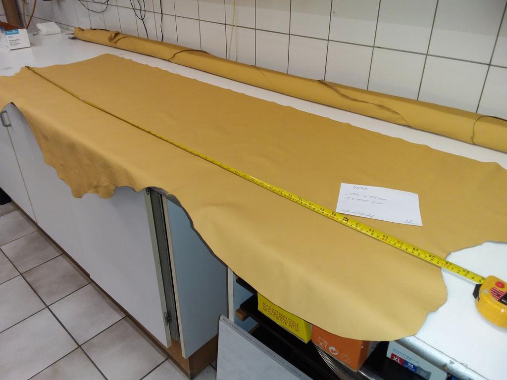 Oker rundsleder, tassenleder, hobbyleder 160 x 55 cm, Hobby & Loisirs créatifs, Tissus & Chiffons, Enlèvement ou Envoi, Neuf, Cuir ou Similicuir