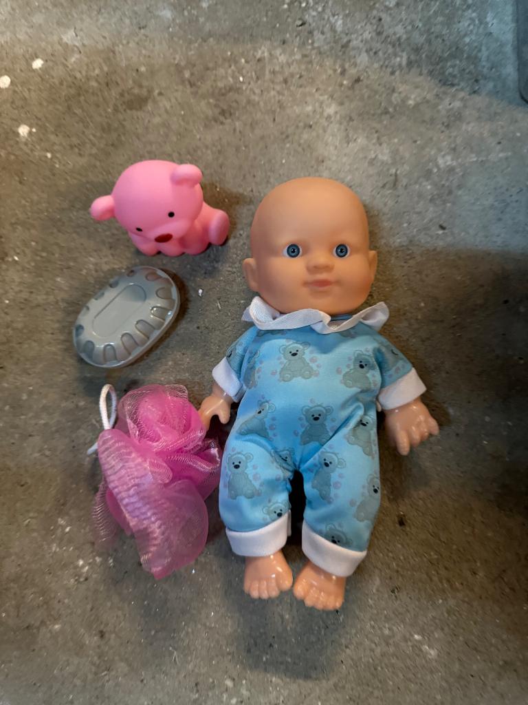 Petite poupée avec accessoires, Enfants & Bébés, Jouets | Poupées, Enlèvement ou Envoi, Comme neuf, Autres types
