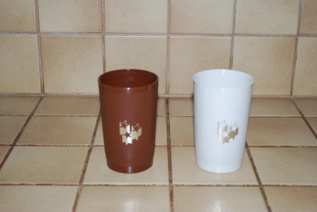 TUPPERWARE Lot de 2 gobelets inédits 1 brun et 1 beige NEUF, Enlèvement ou Envoi, Neuf, Crème, Autres types