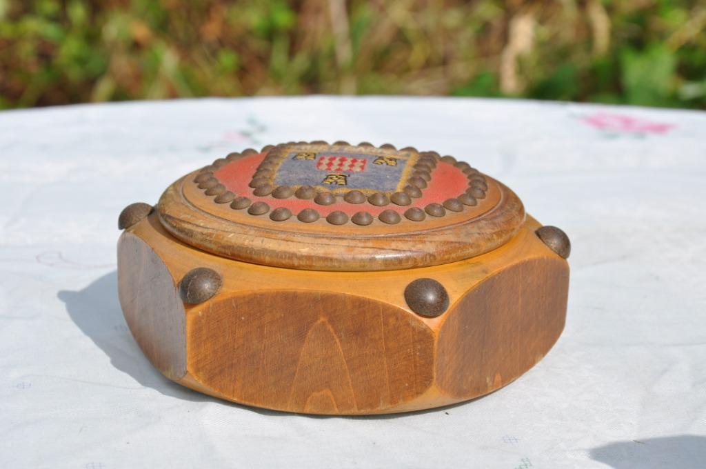 boite a bijoux en bois hexagonal avec ecusson, Antiquités & Art, Antiquités | Accessoires de maison, Enlèvement ou Envoi