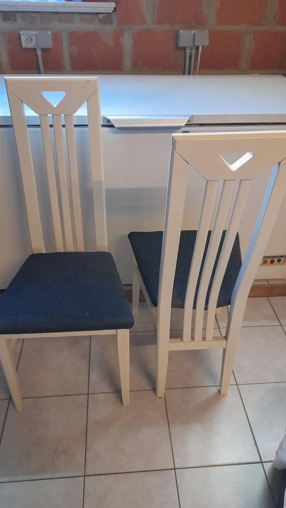 2 chaises blanches, Enlèvement