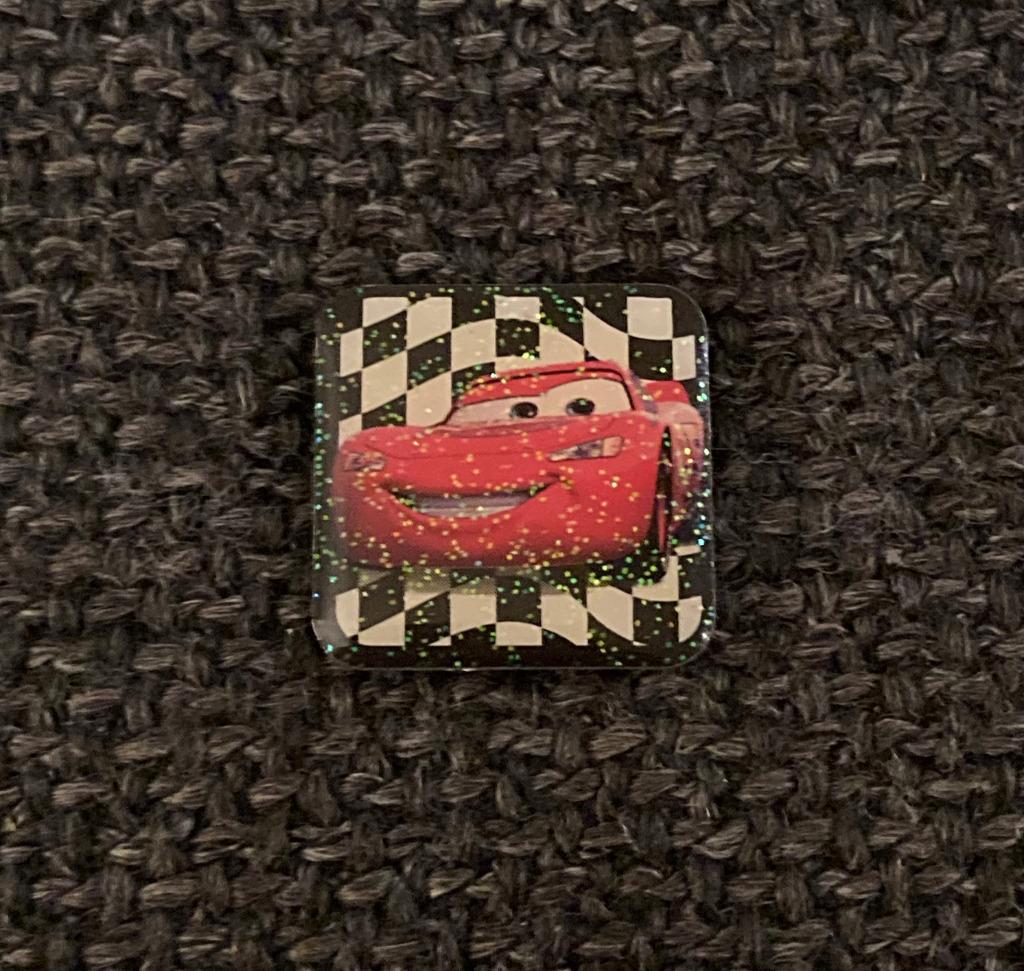 PIN - DISNEY - PIXAR - CARS, Verzamelen, Verzenden, Gebruikt, Overige onderwerpen, Speldje of Pin